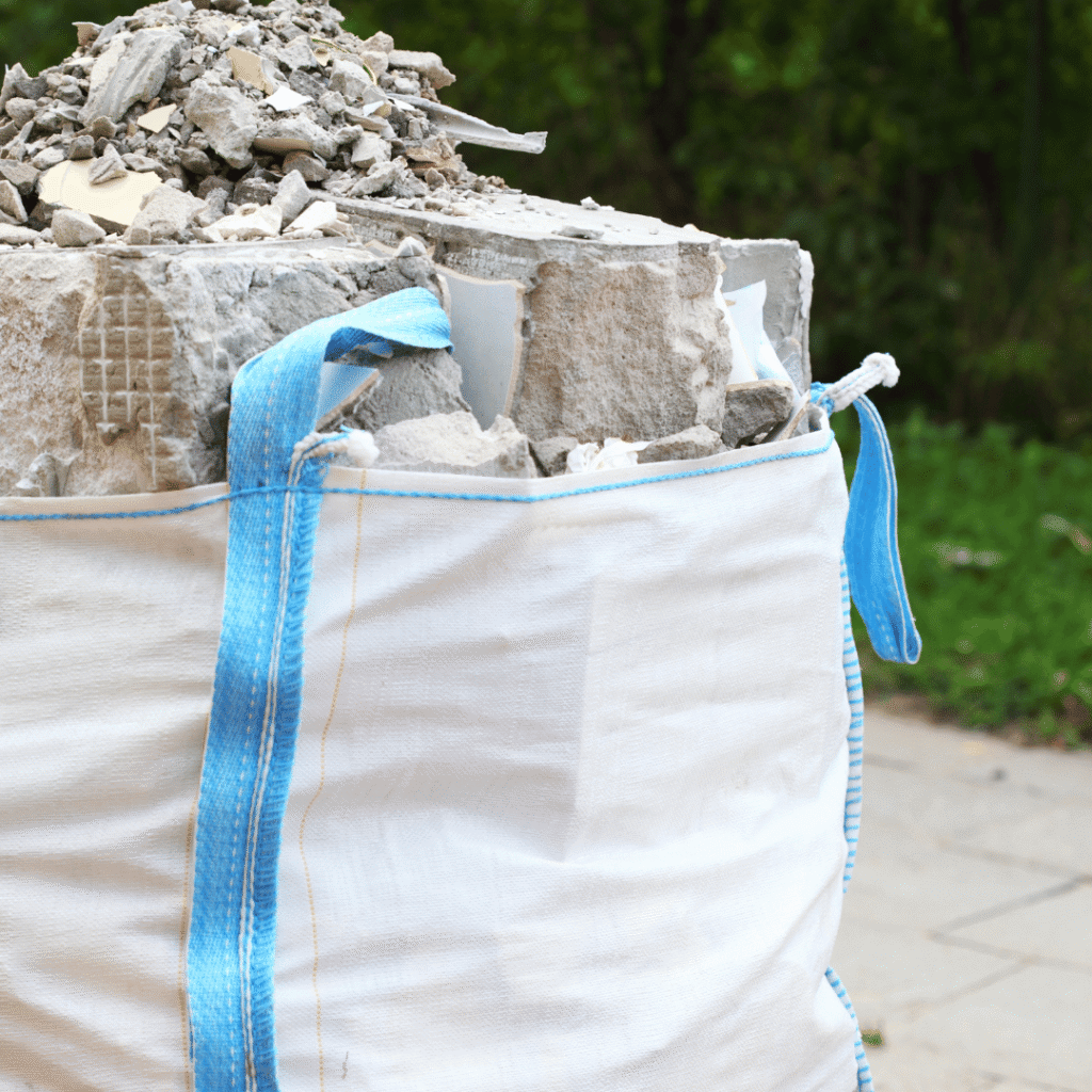 Big-bag à gravats posé dans une cour