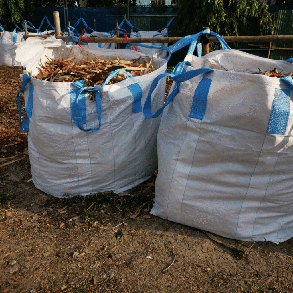 Big-bag rempli de gravats prêt à l’enlèvement